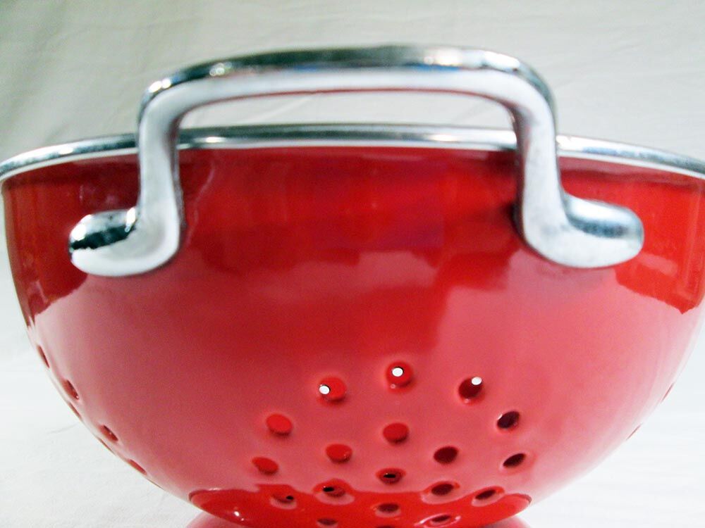 Colander on foot in red enamelled metal