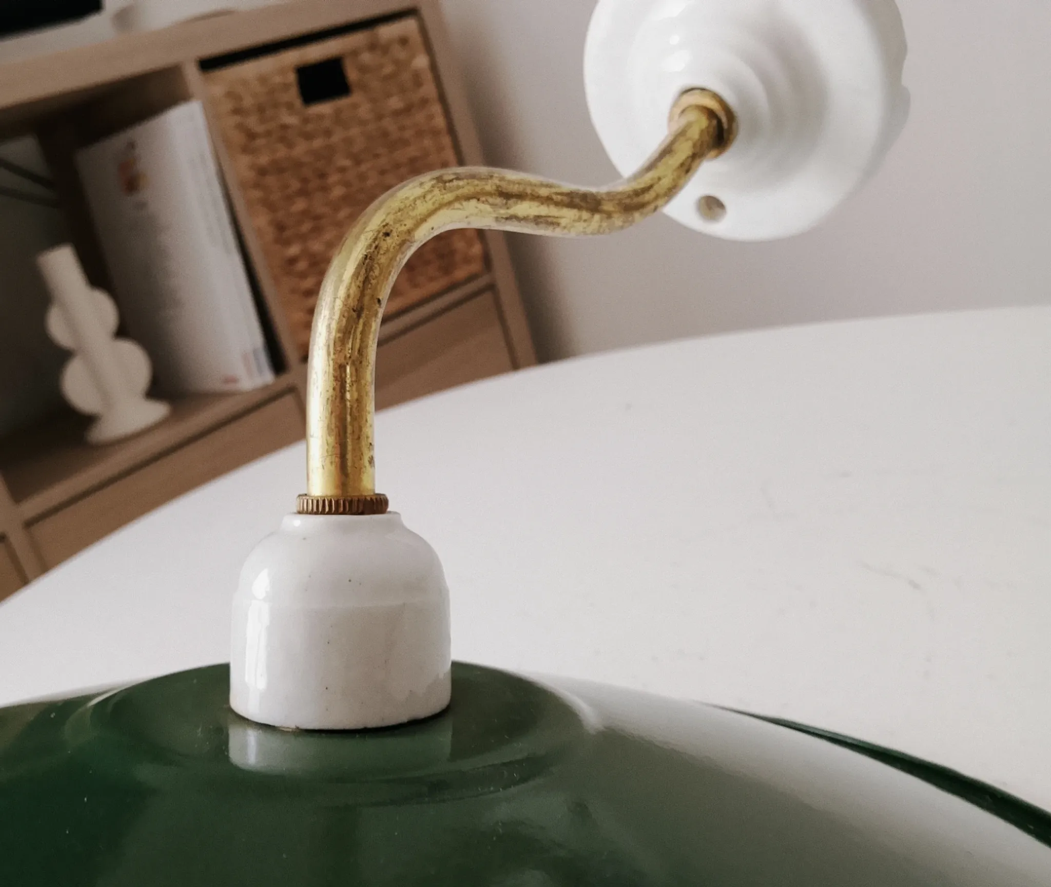 Antique wall light with a swan neck in enamelled metal, porcelain, and brass.