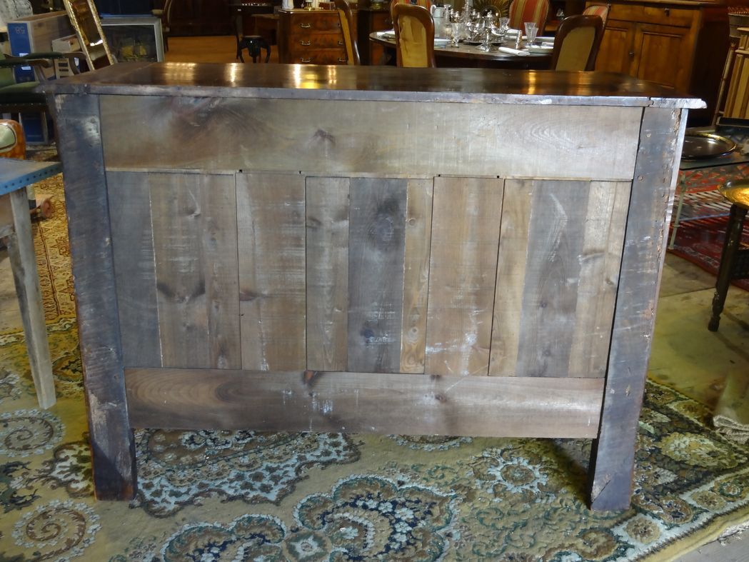 18th century Provencal sideboard in walnut, Louis XV period 140 x 100 cm