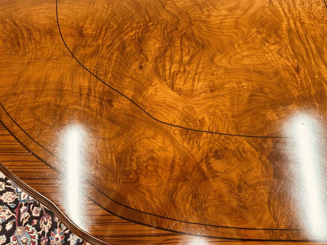 Table à manger antique en bois de loupe italienne