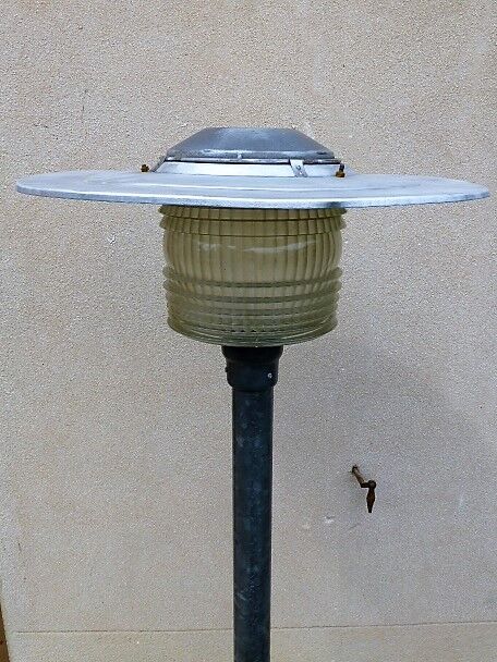 Industrial lamppost holophane 1954