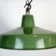 Lampe à suspension industrielle en émail vert, années 1960