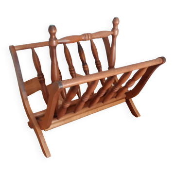 Porte revue en bois tourné