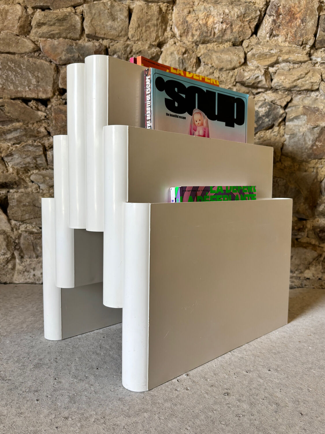Magazine rack 4675 by Giotto Stoppino for Kartell 1970