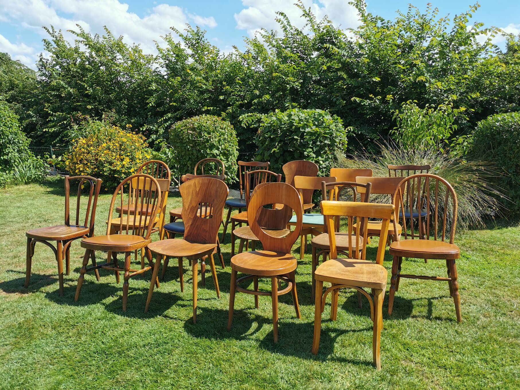 Lot de 20 chaises bistrot dépareillées