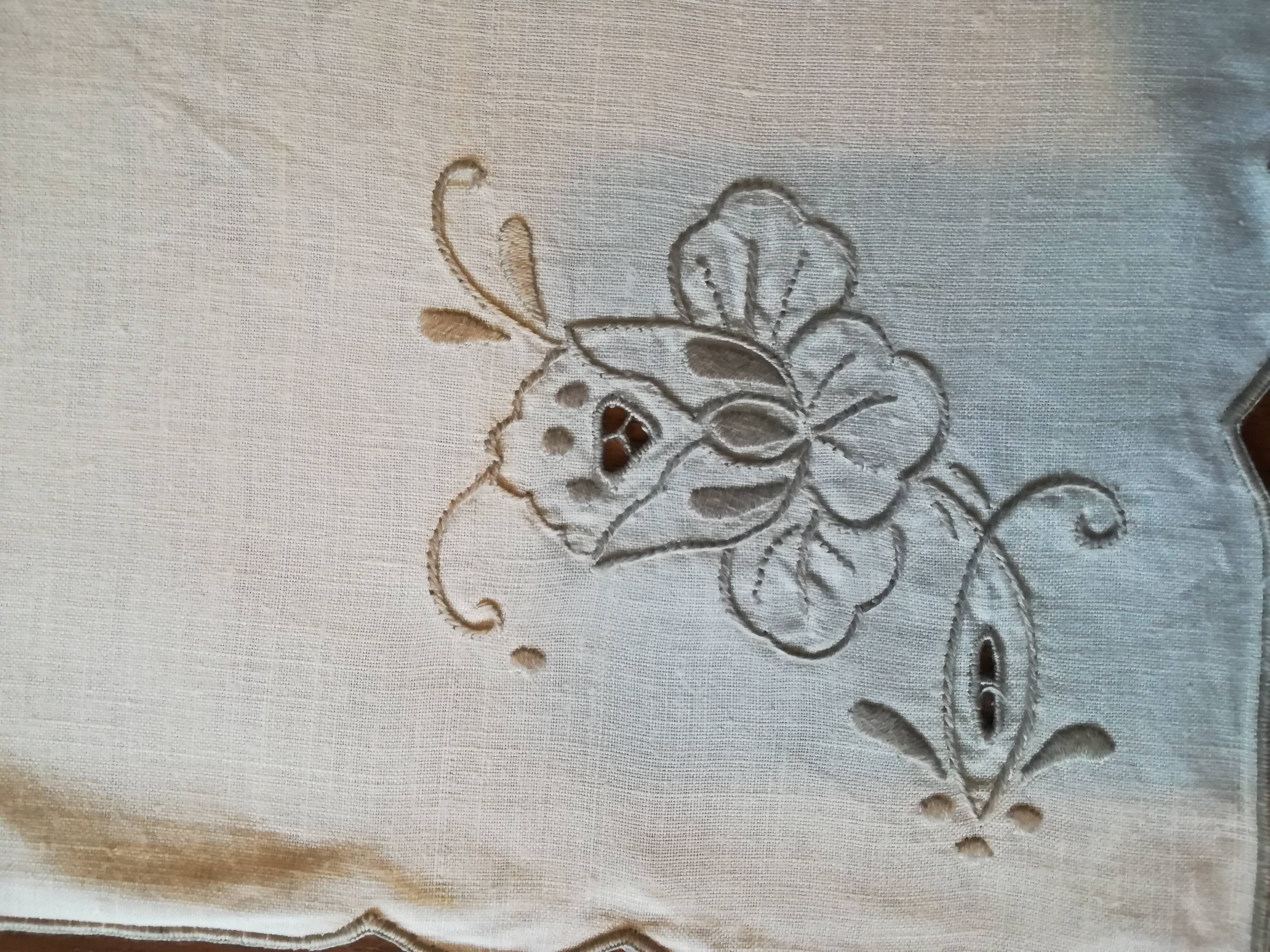 Round off-white tablecloth embroidered with grey flowers with 8 matching napkins - festive table