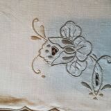 Round off-white tablecloth embroidered with grey flowers with 8 matching napkins - festive table