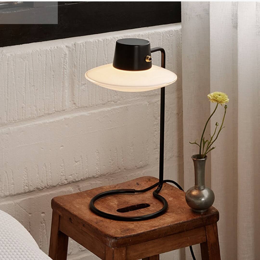 Lampe de table AJ Oxford - Arne Jacobsen 1963 - Acier noir et verre so