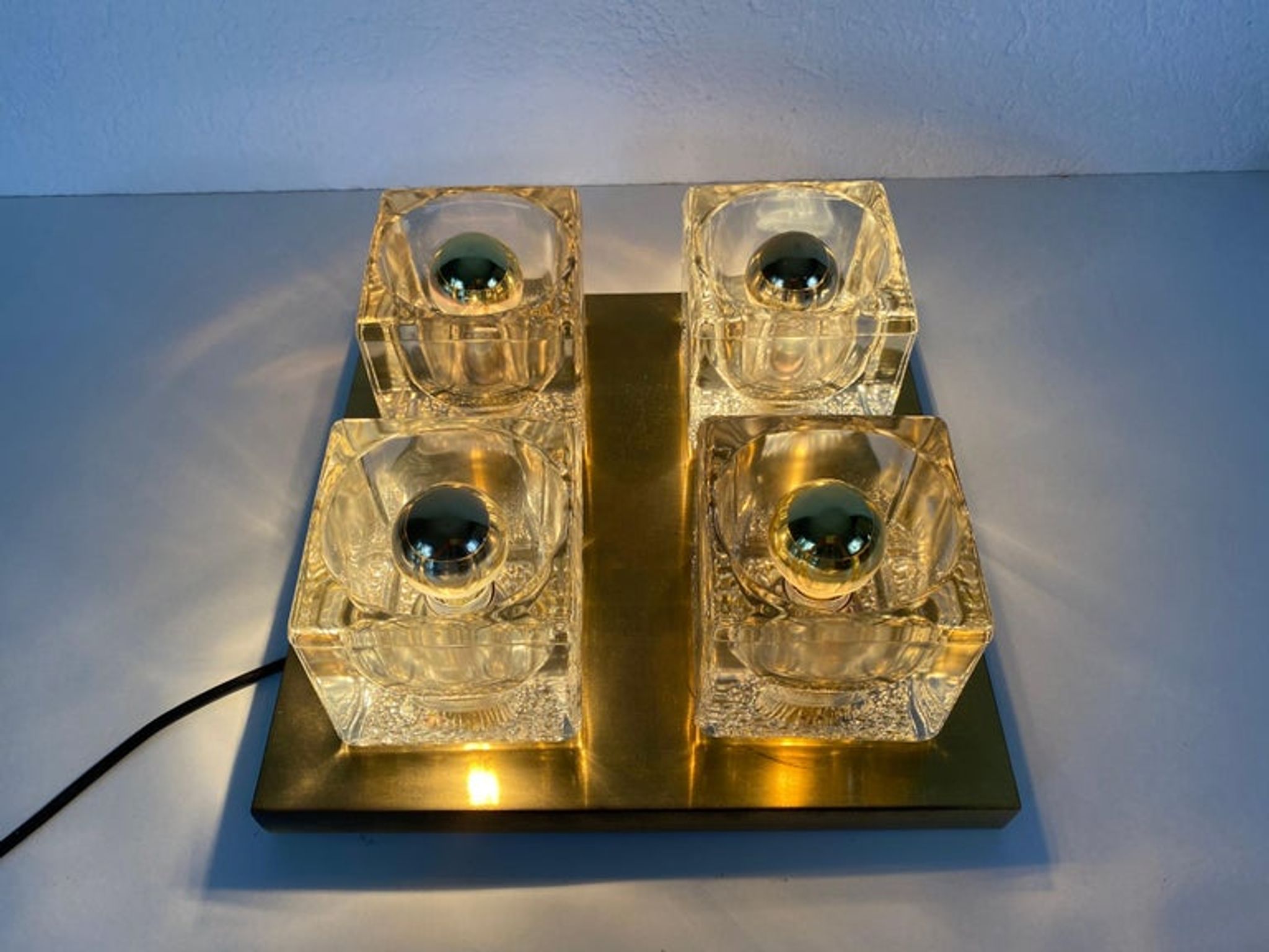 Applique à cube en laiton et verre givré de Peill & Putzler 1970