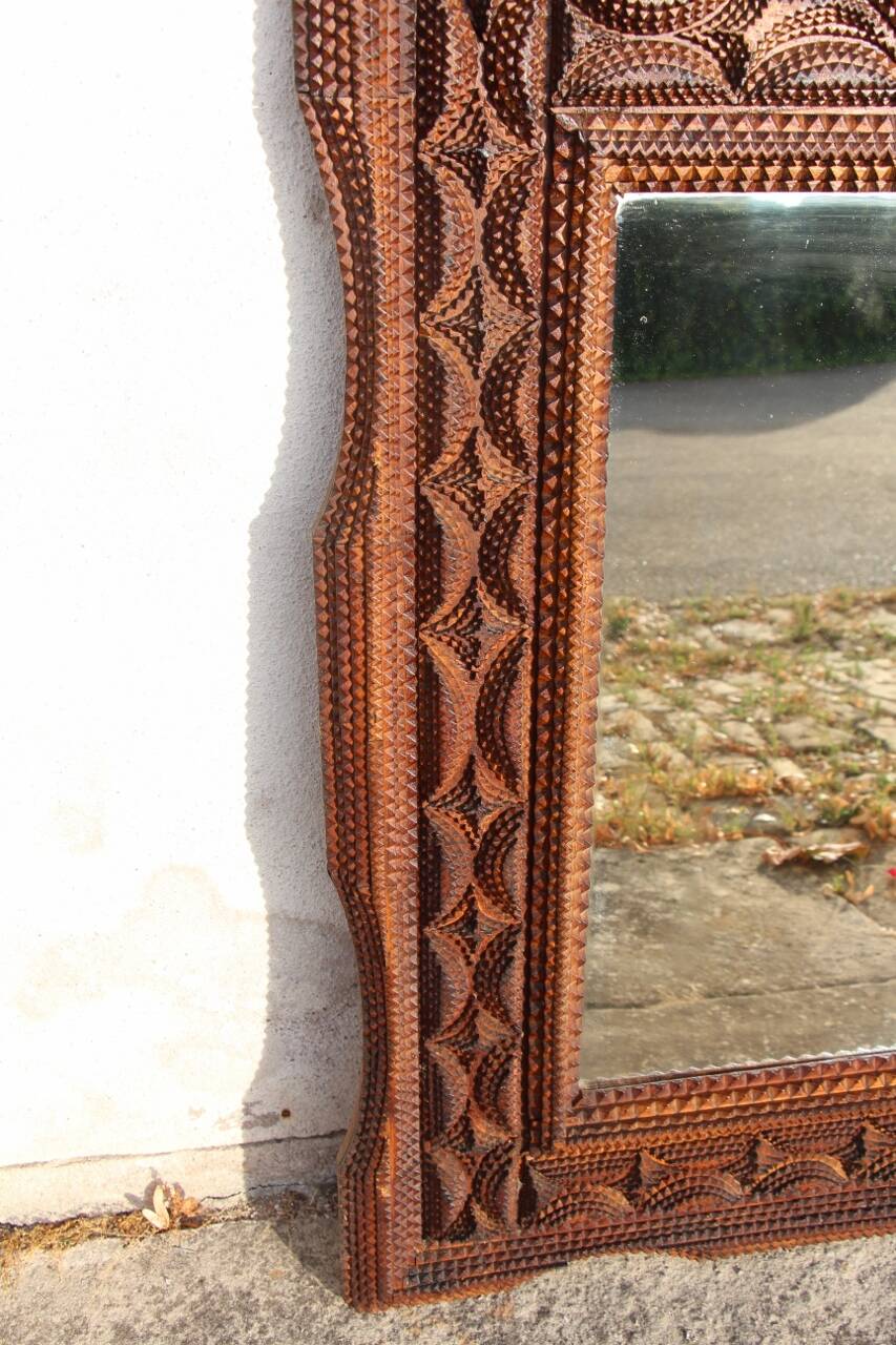 Tramp Art mirror from the 19th century in hand-carved wood.