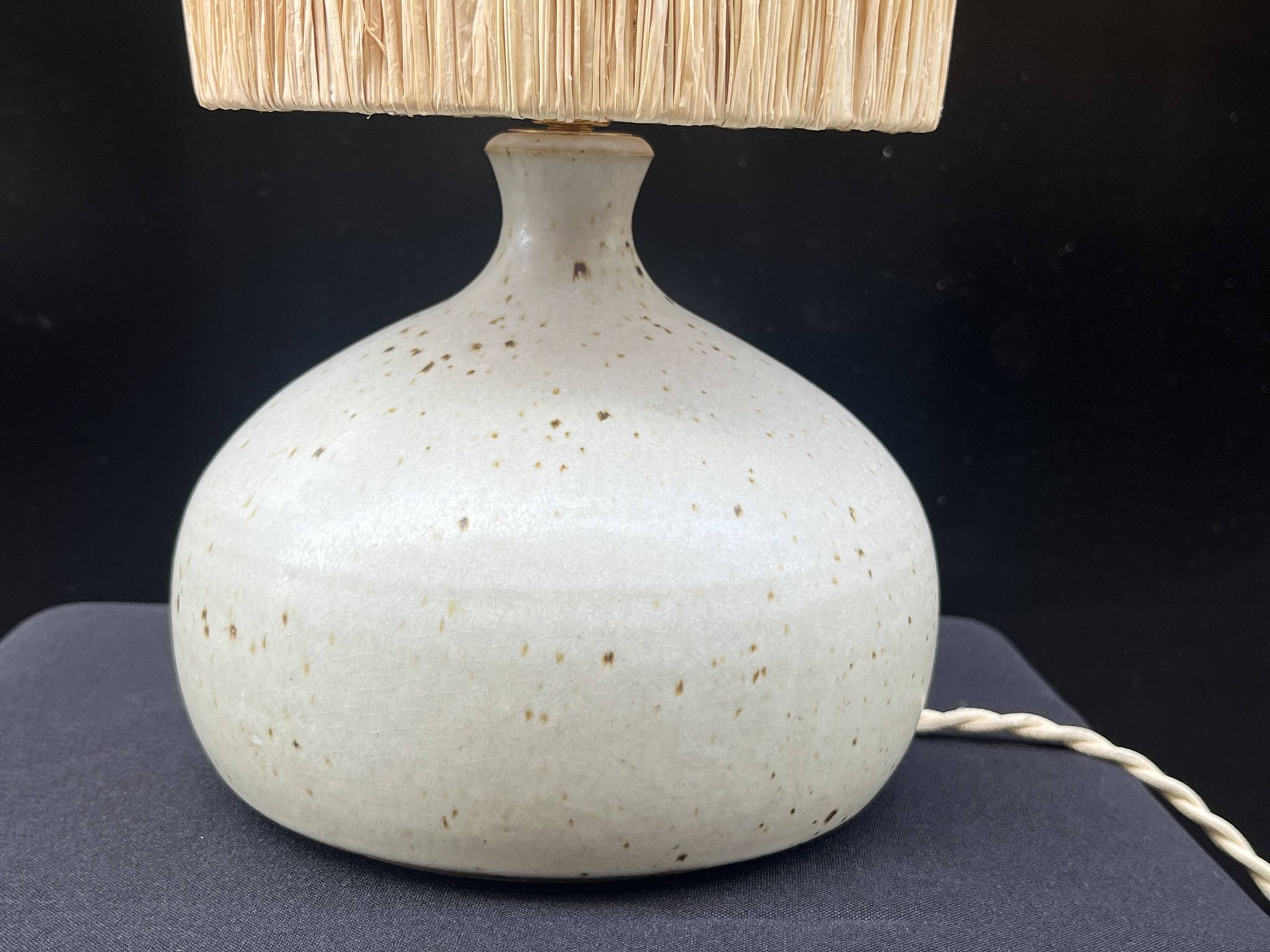 Pied de Lampe vintage en grès céramique beige gris abat-jour en raphia 1970