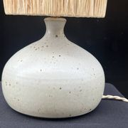 Pied de Lampe vintage en grès céramique beige gris abat-jour en raphia 1970