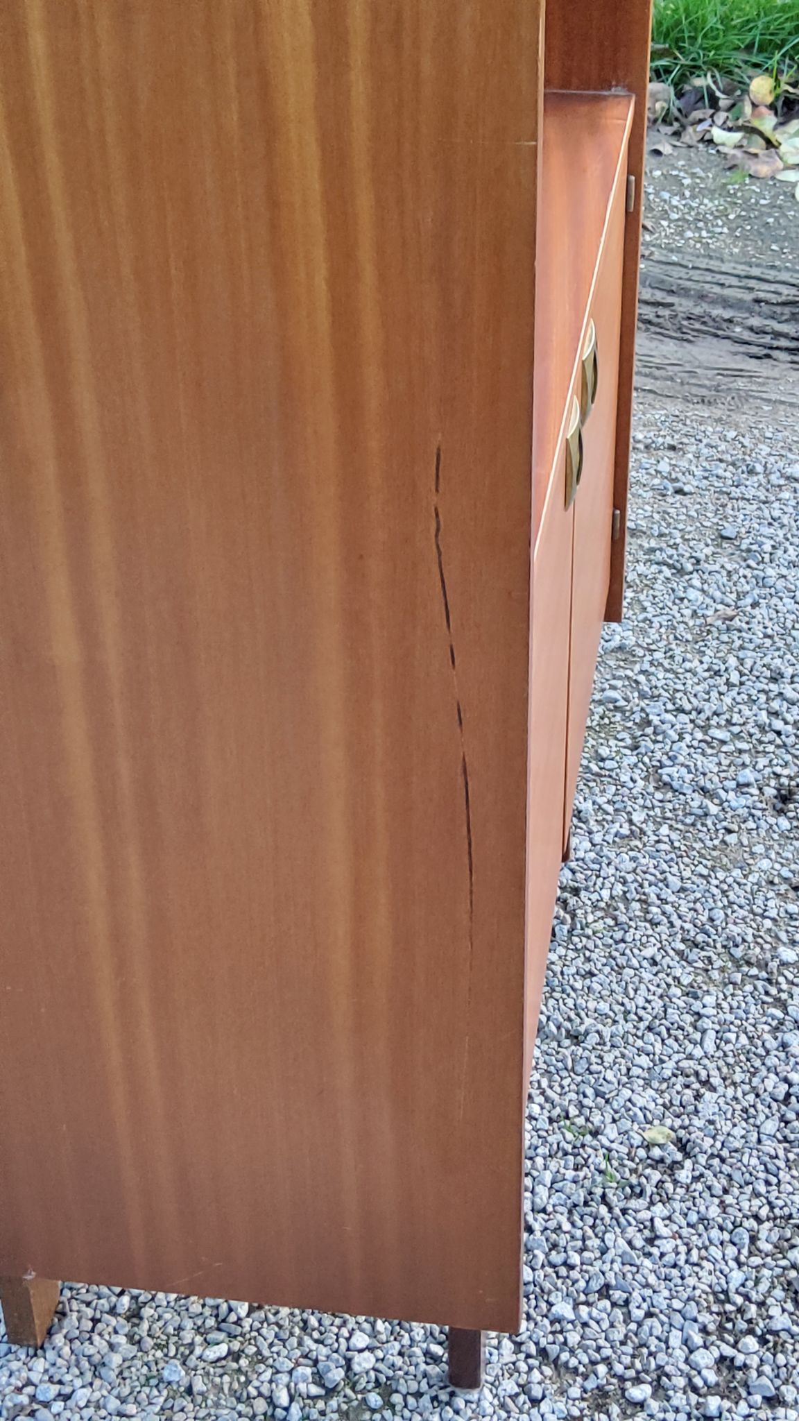 Bookcase from the 60s/70s in golden mahogany with bobbin feet