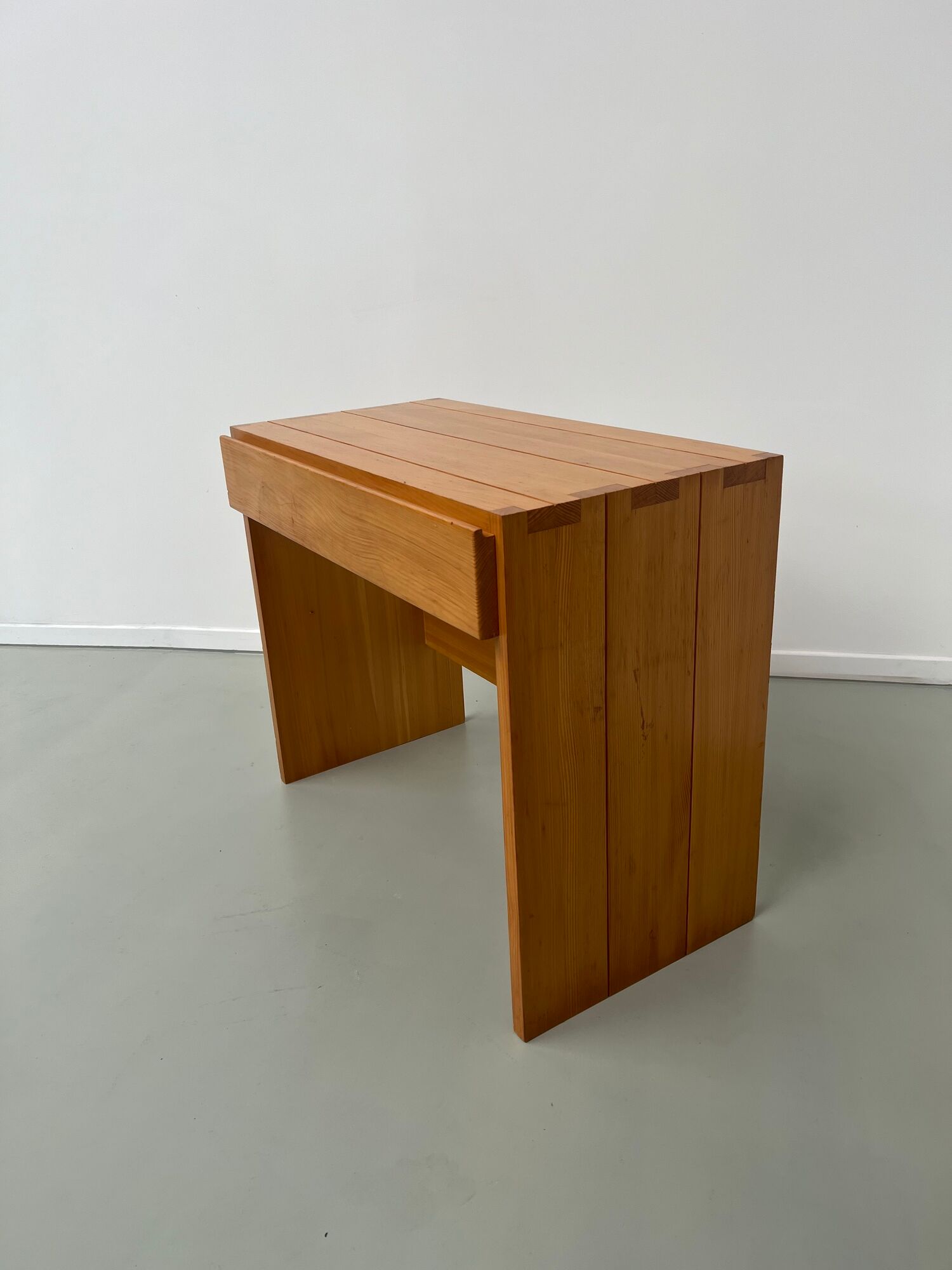 Bureau de Roland Haeusler pour Maison Regain, en pin Circa 1970
