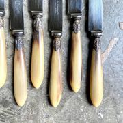 6 La Trompette knives in beige and stainless steel horn