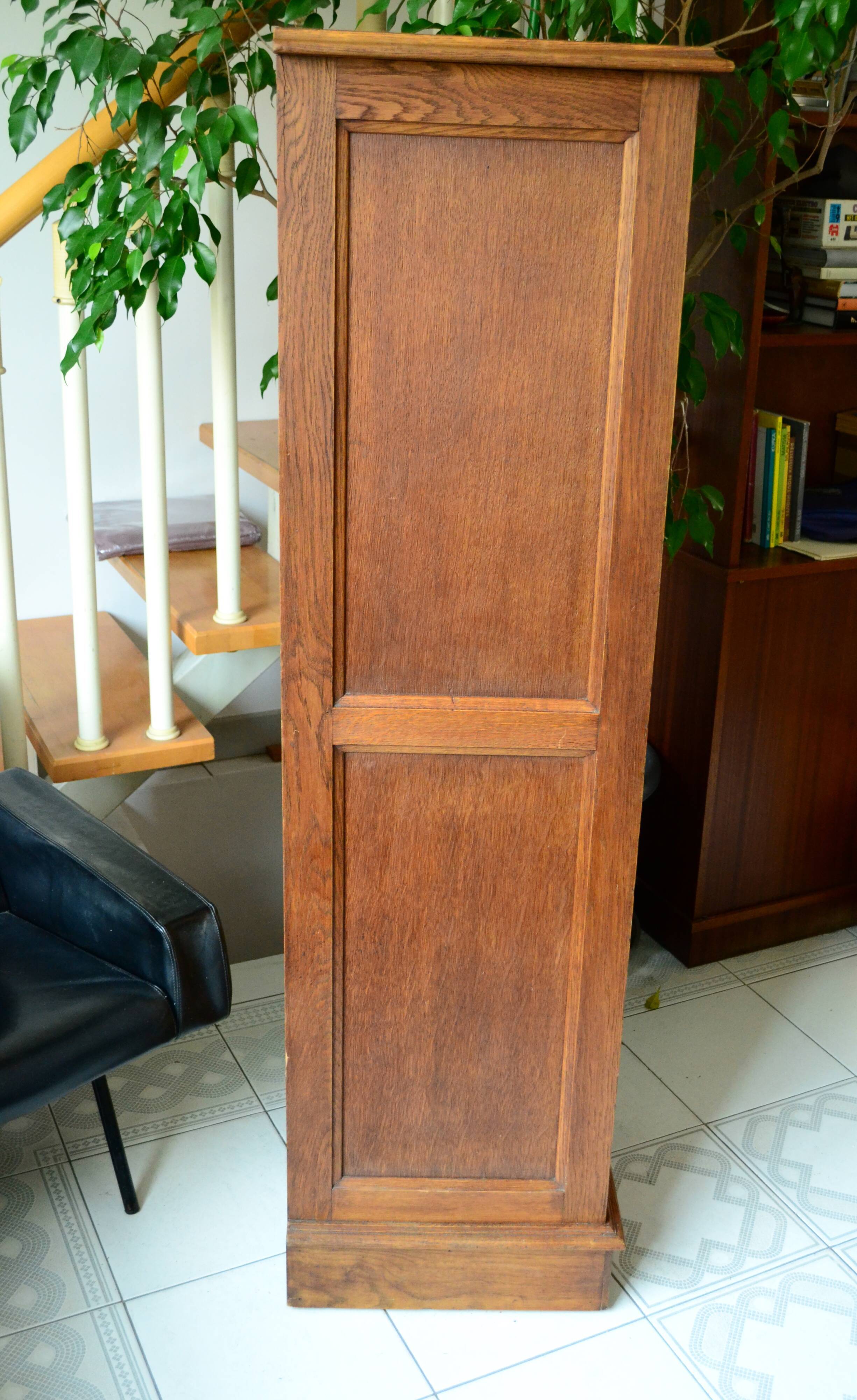 Cabinet with curtains early XXeme oak