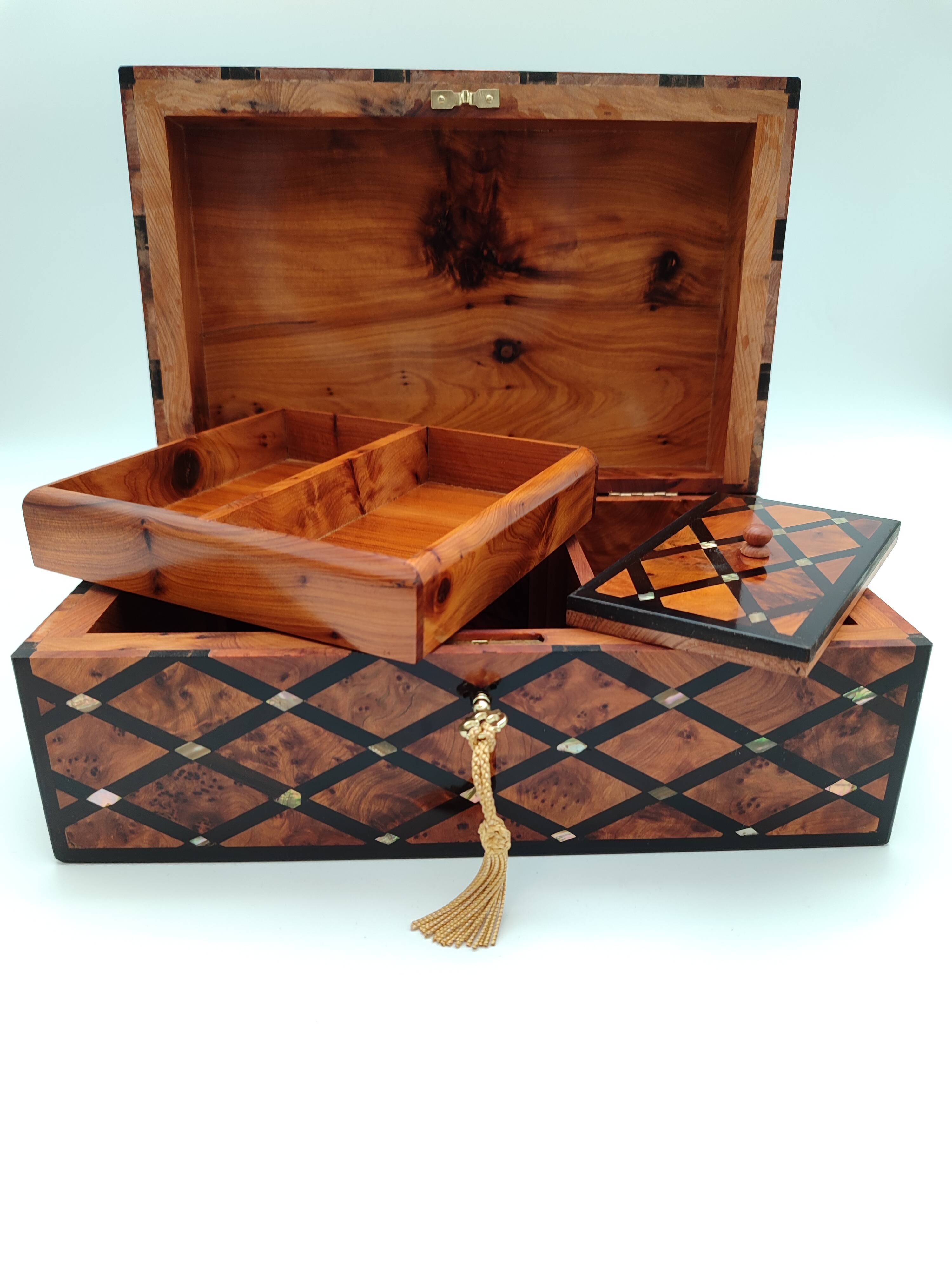 Jewelry box in fully inlaid thuja wood (mother-of-pearl and acacia)