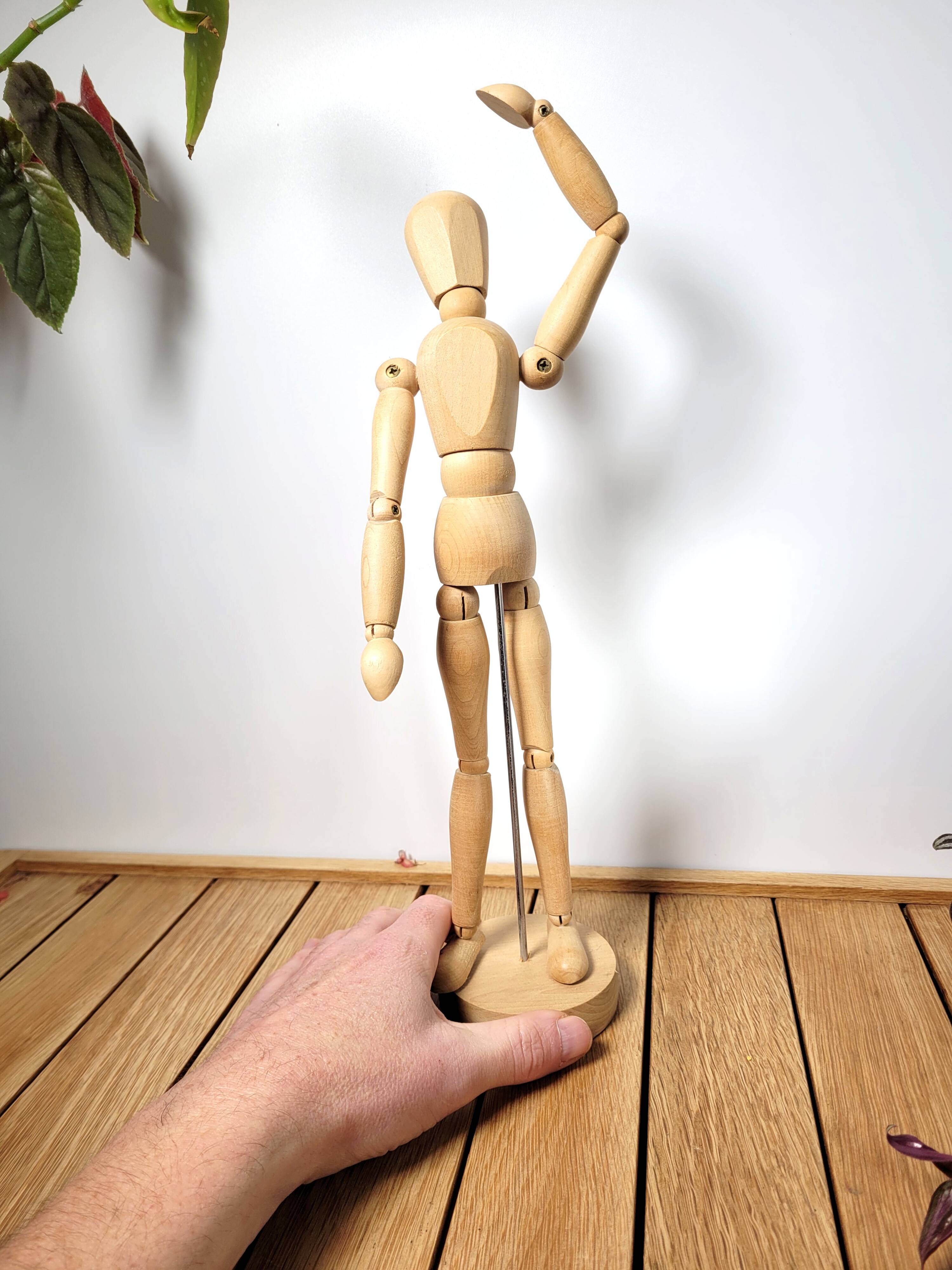 Articulated wooden mannequin