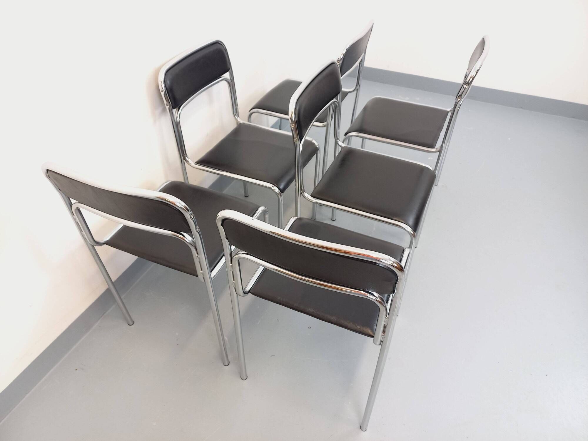 Set of 6 vintage Italian stackable chairs in chrome metal and faux leather.