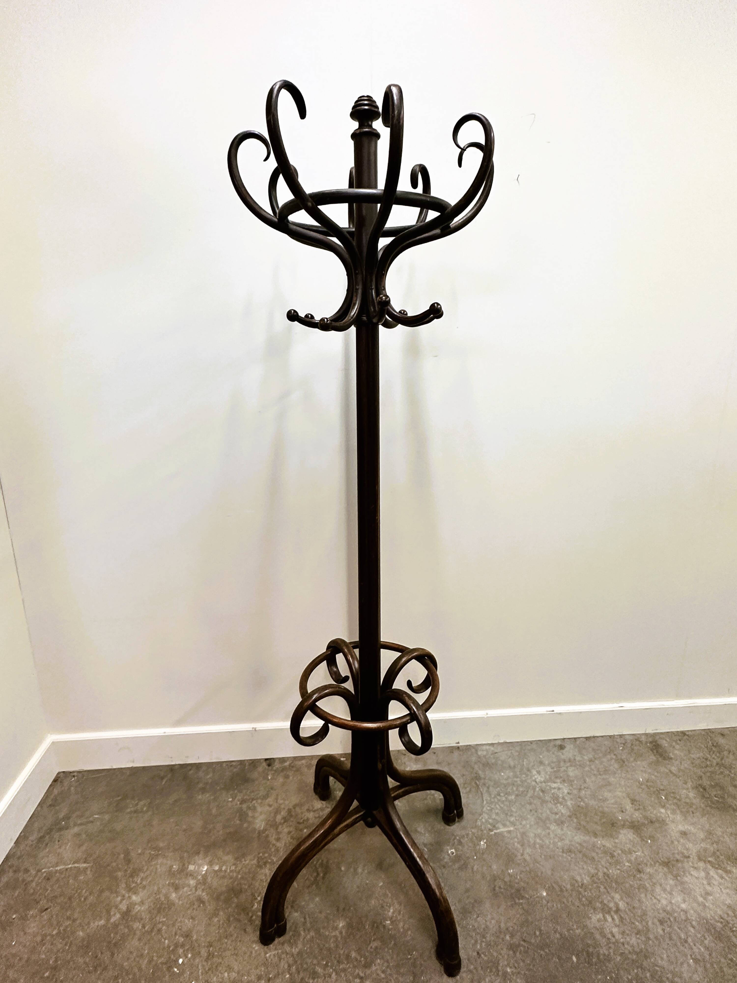 Grand porte-manteau Art Nouveau en bois courbé par Thonet. Vienne, 1879-1887