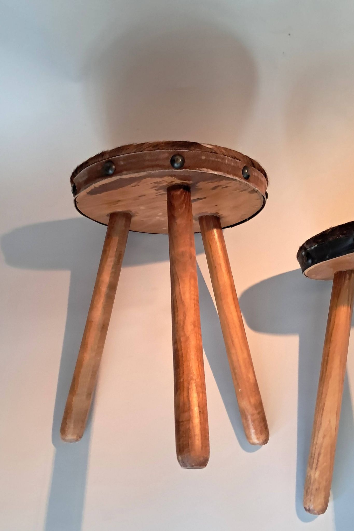 Paire de tabourets tripodes brutaliste 1950/1960.