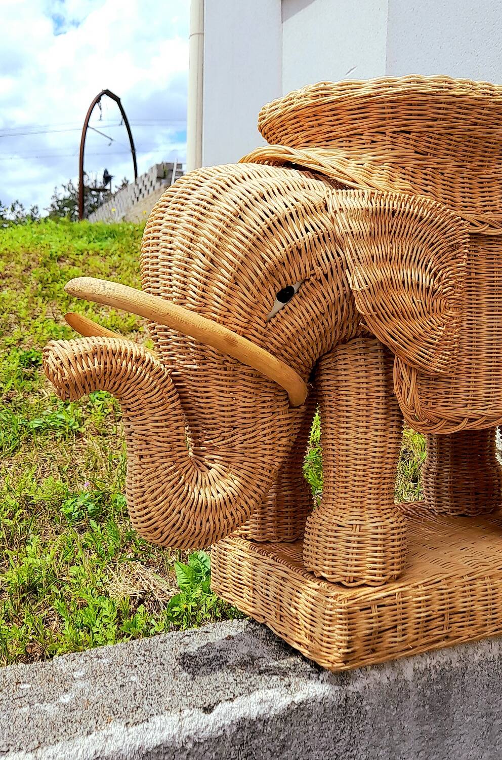 Éléphant en rotin années 70