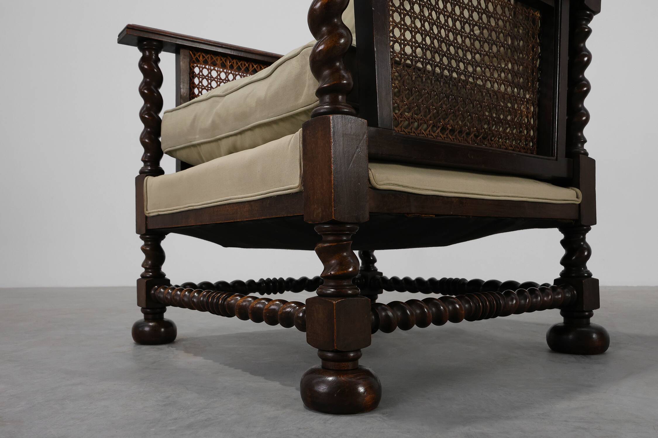 Paire de fauteuils en chêne anglais antique et en rotin avec des détails torsadés, Royaume-Uni c