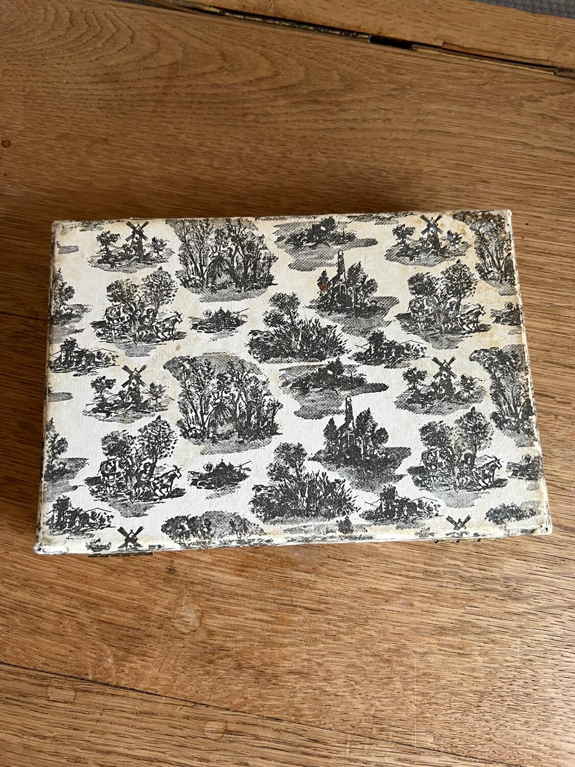 12 cheese or dessert knives