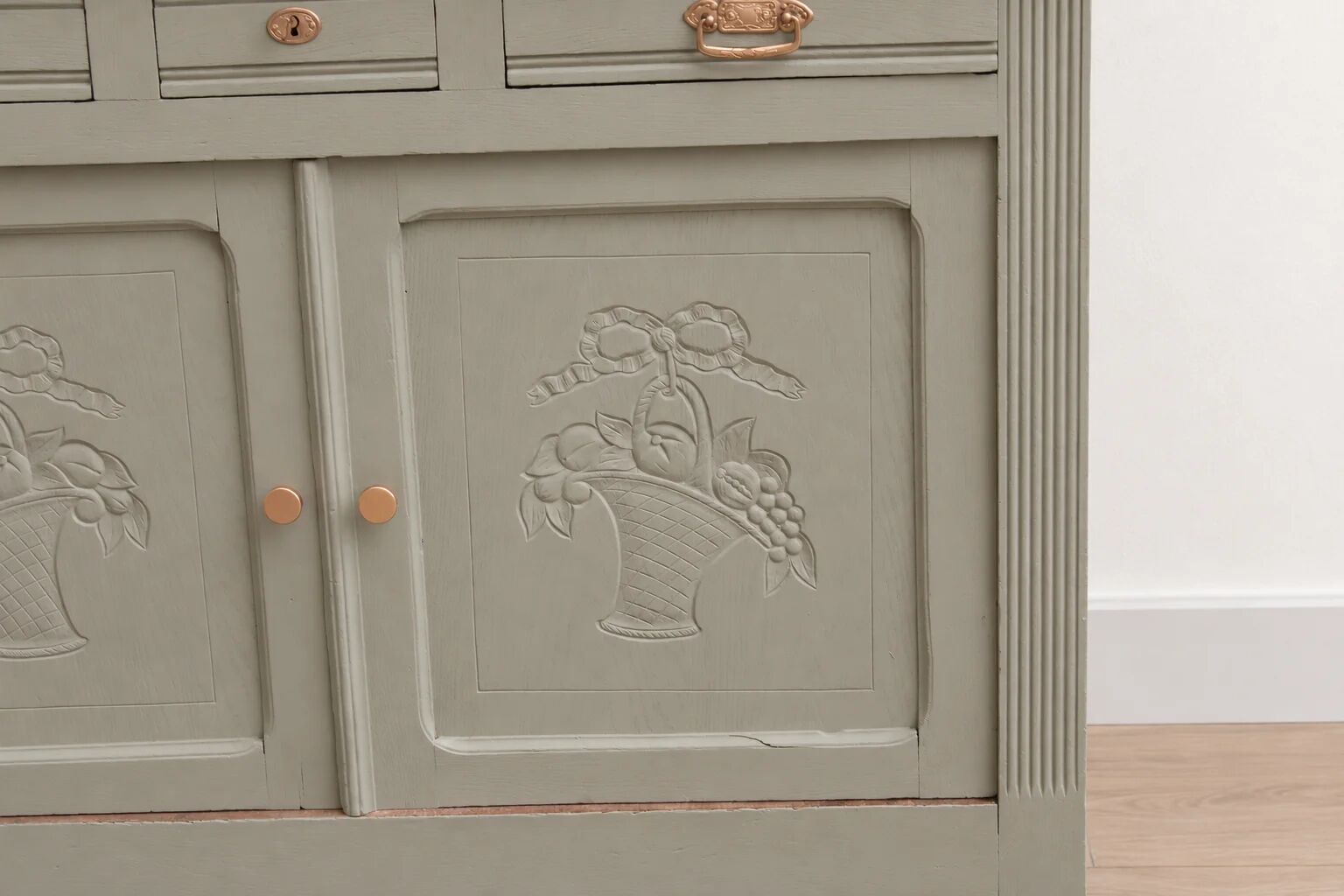 Antique art deco buffet in solid oak – pure lizard green & paint and natural wood – 121 cm