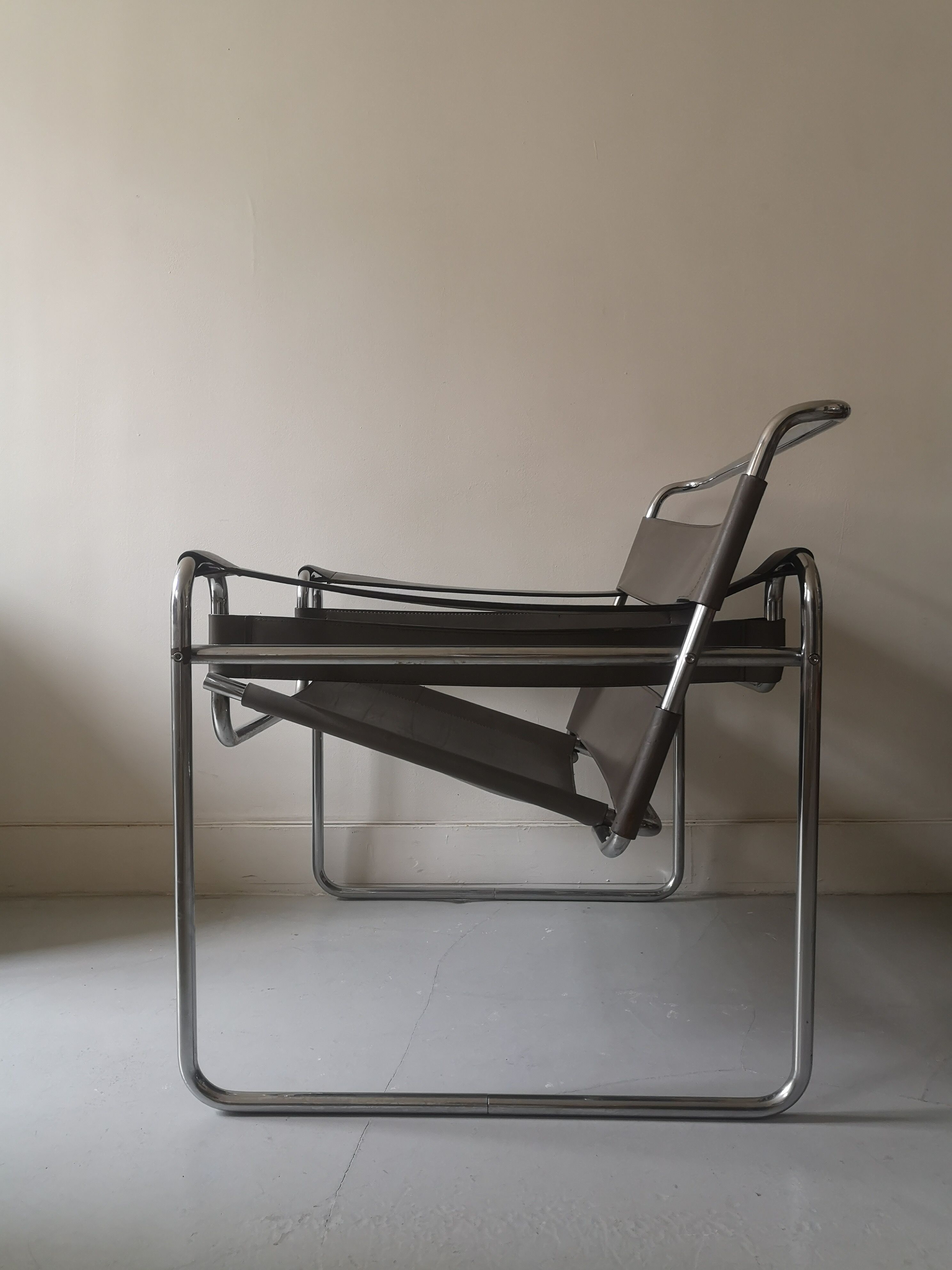 Fauteuil métal et cuir gris wassily par Marcel Breuer