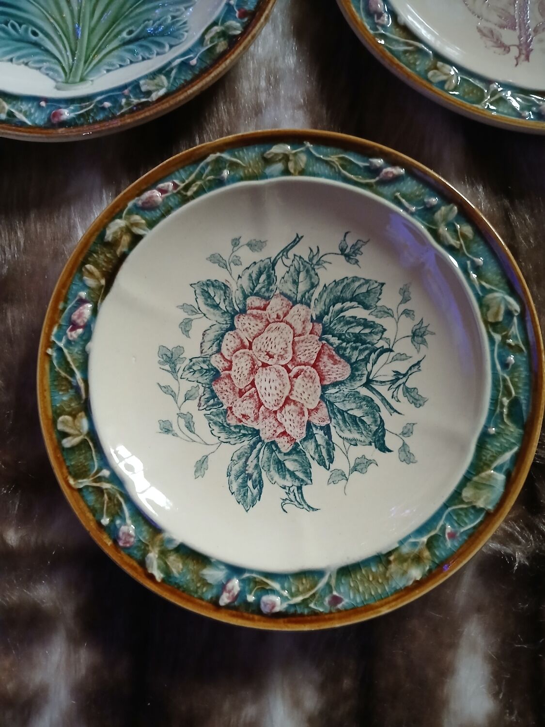 5 assiettes anciennes majolique Longchamp 
