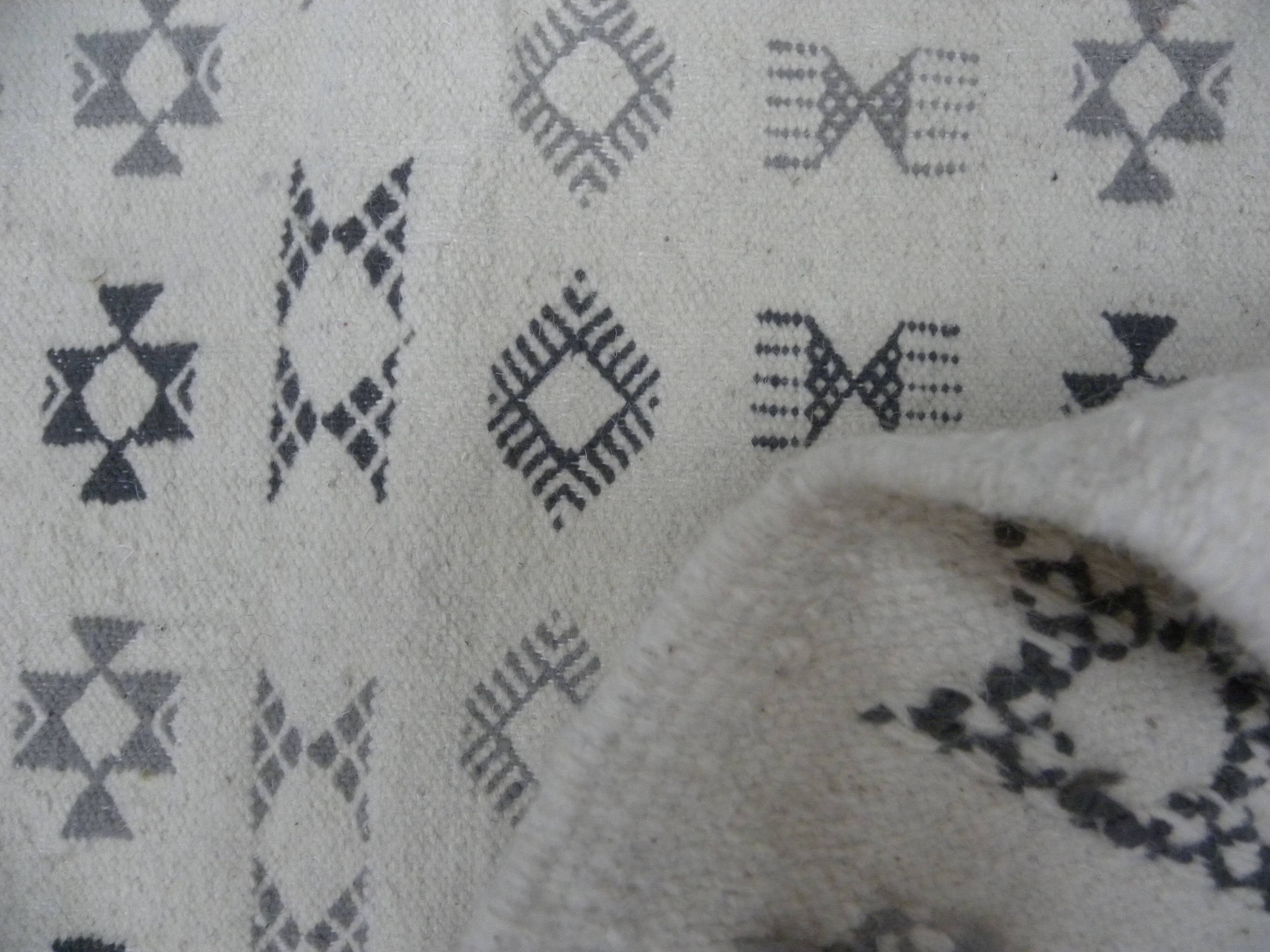 Hand-Knotted Berber Kilim Rug in Wool with Ethnic Pattern in Beige and Grey