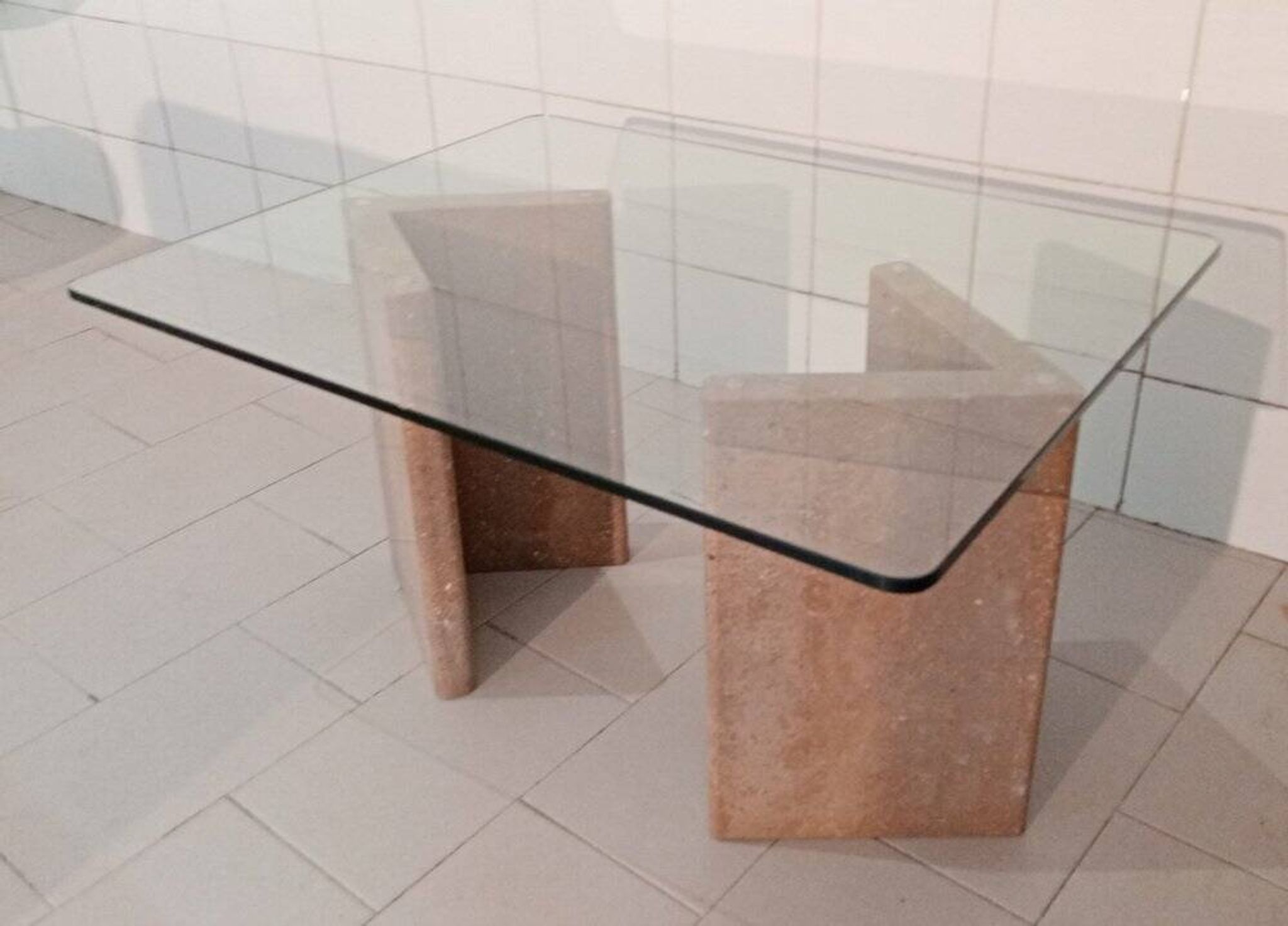 Table basse avec base en travertin et plateau en verre, années 1980.