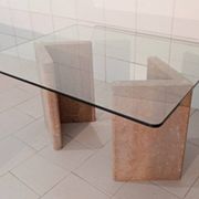 Table basse avec base en travertin et plateau en verre, années 1980.