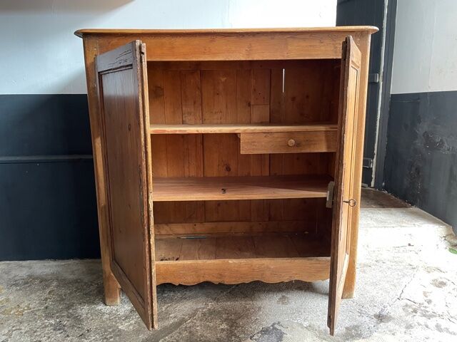 2-door buffet