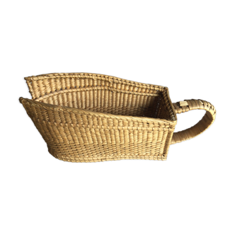 display for bottle of wine in basketry