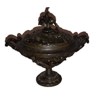 Covered cup in bronze decoration animals hunting