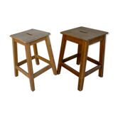 Paire de tabourets à poignée, en bois massif