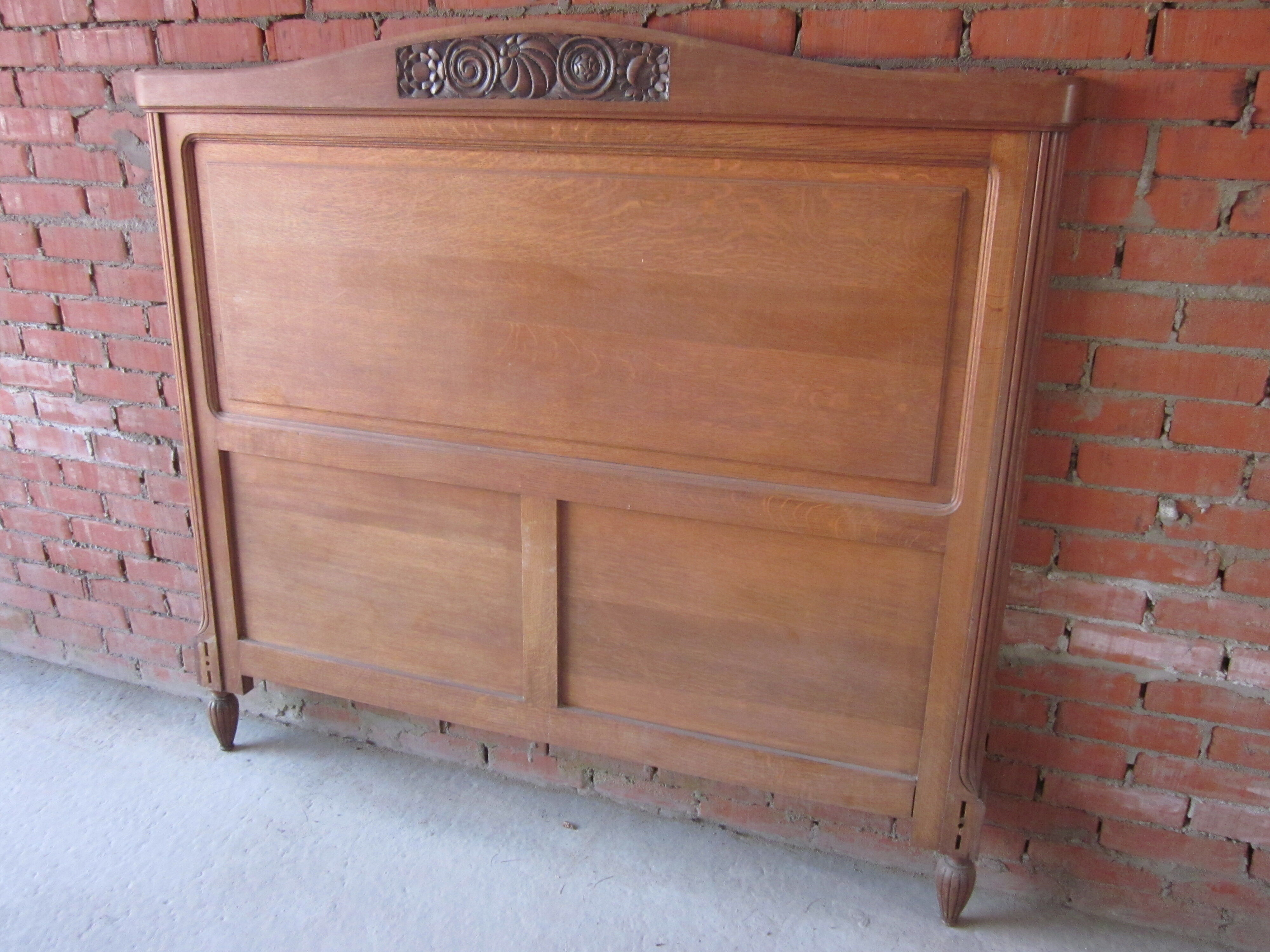 Bed head of the 30s in massive channel