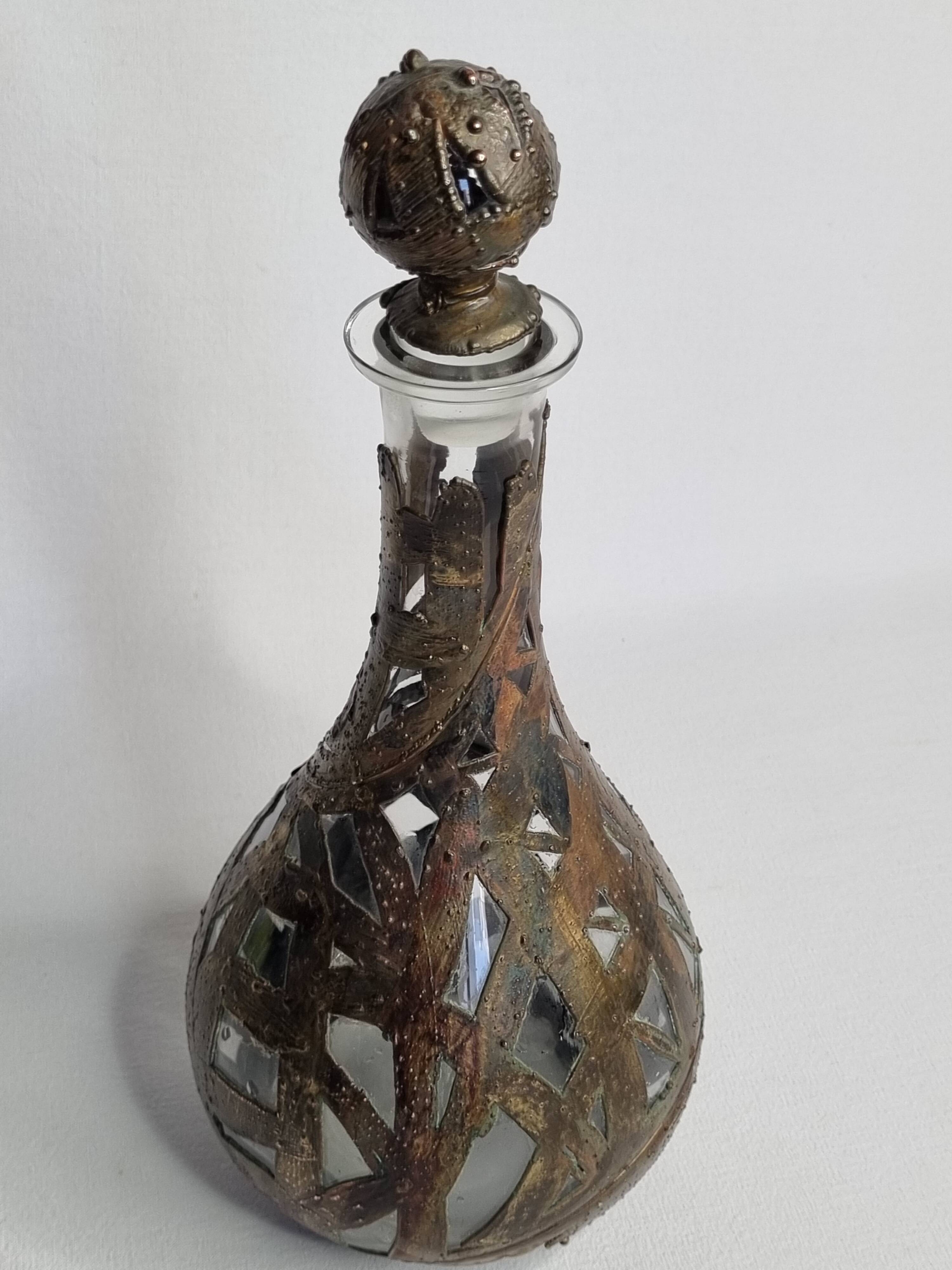 Carafe artisanale en verre soufflé et cuivre patiné décor brutaliste 90 cm