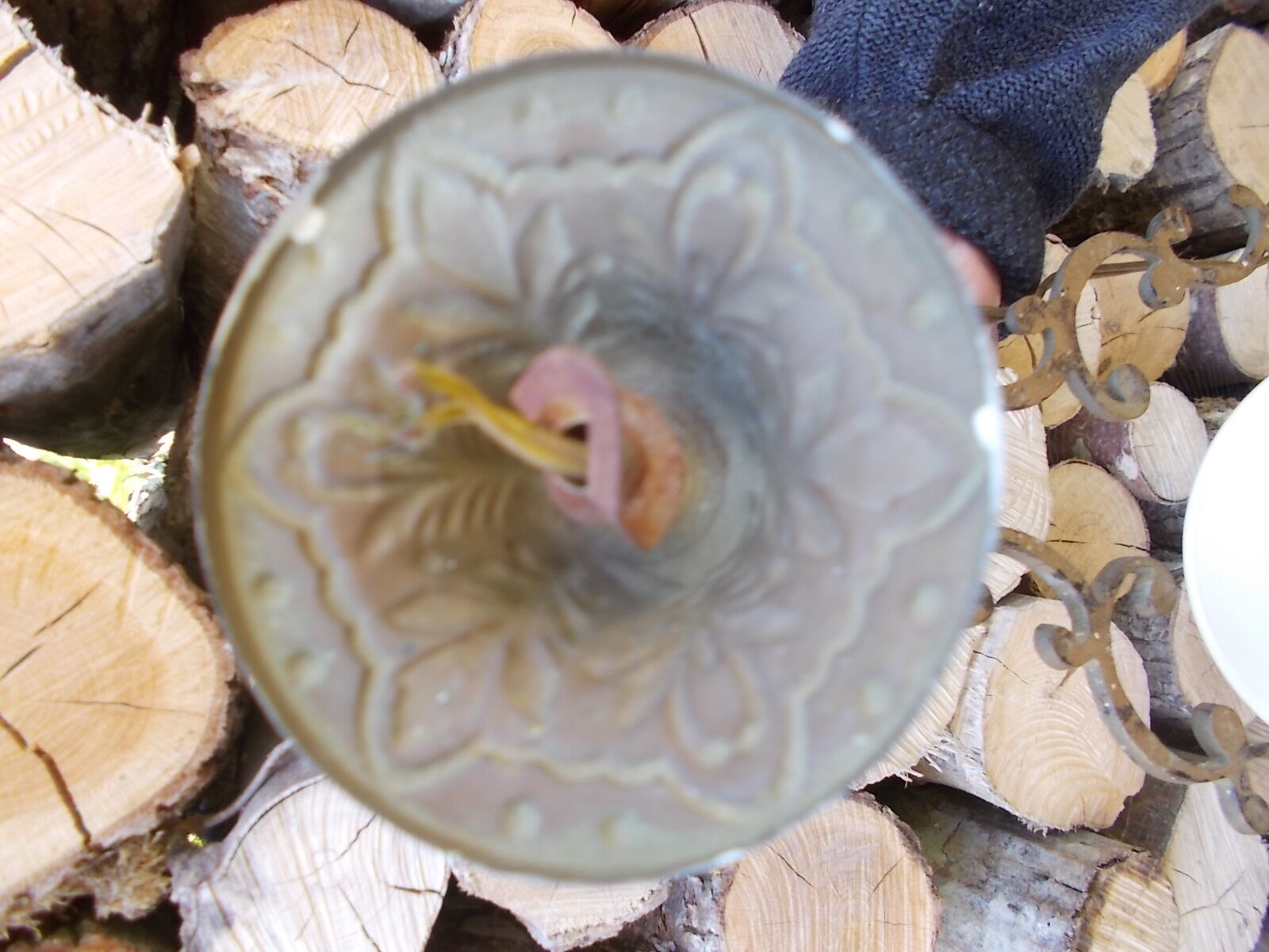 Suspension in white opaline