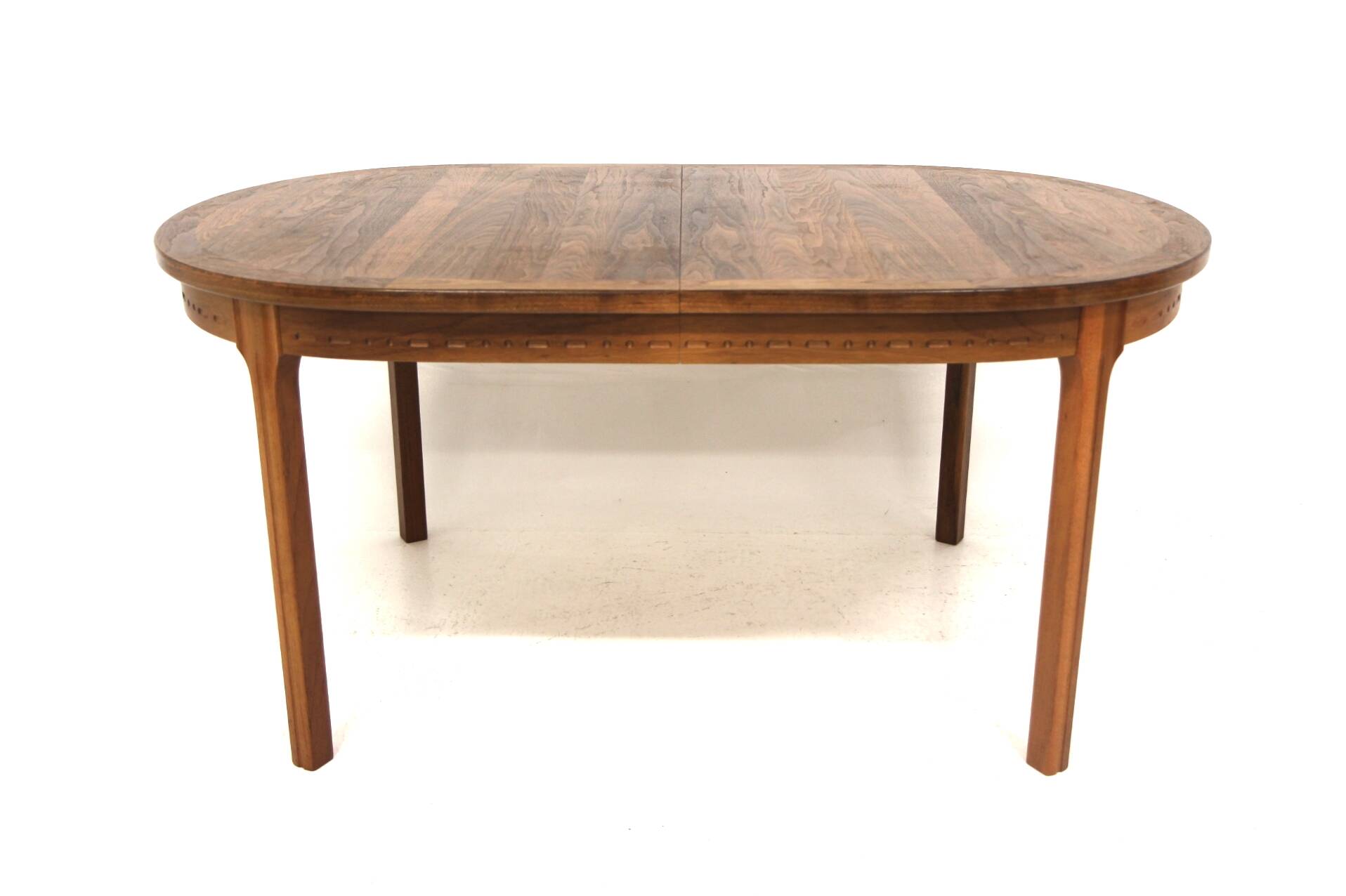 Table de salle à manger en noyer, "Rimbo" L-B Design Group,Troeds, Bjärnum, Suède,