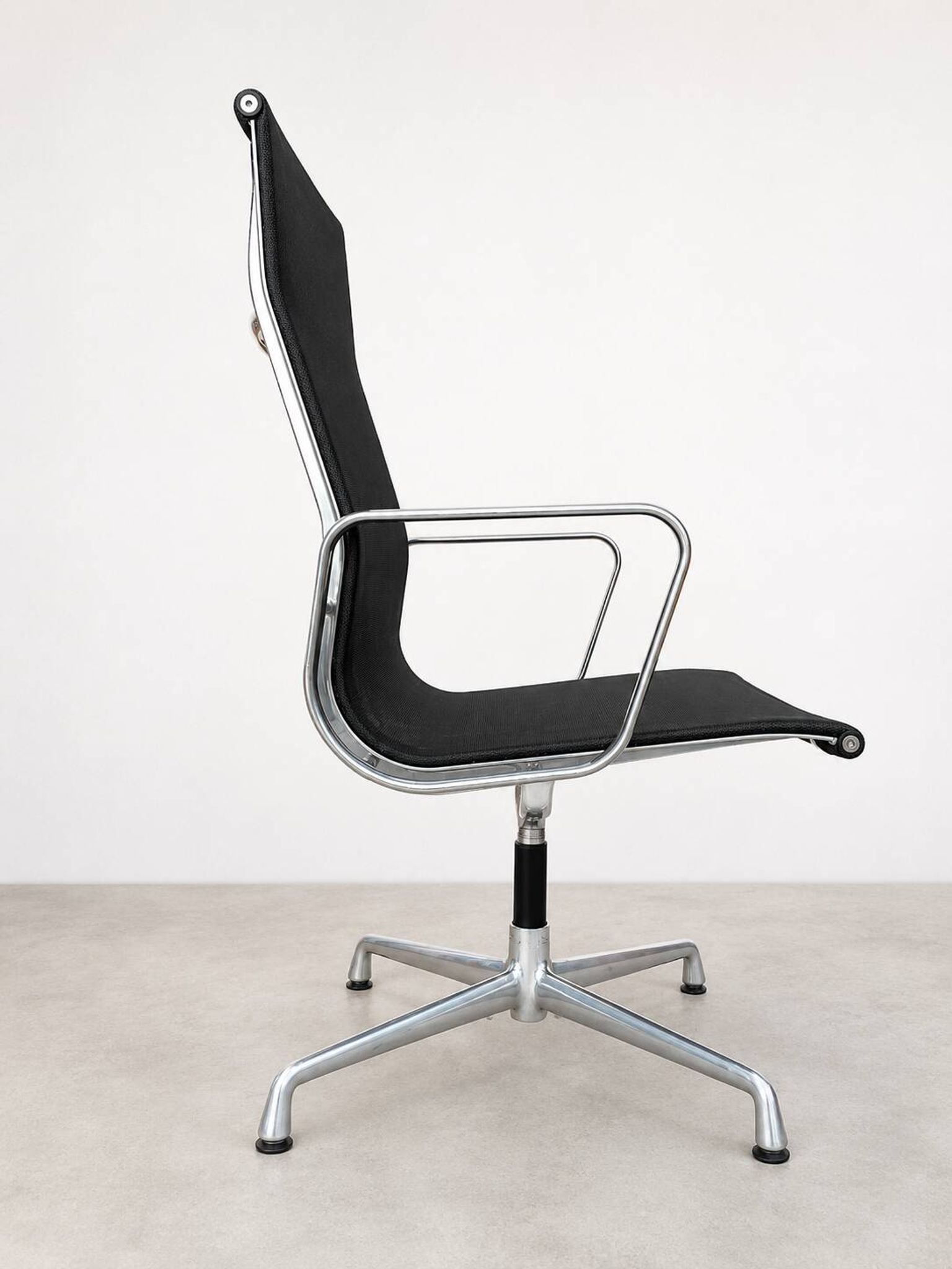 Charles Eames High-Back Aluminium Group Swivel Chair by ICF, Italy – Black