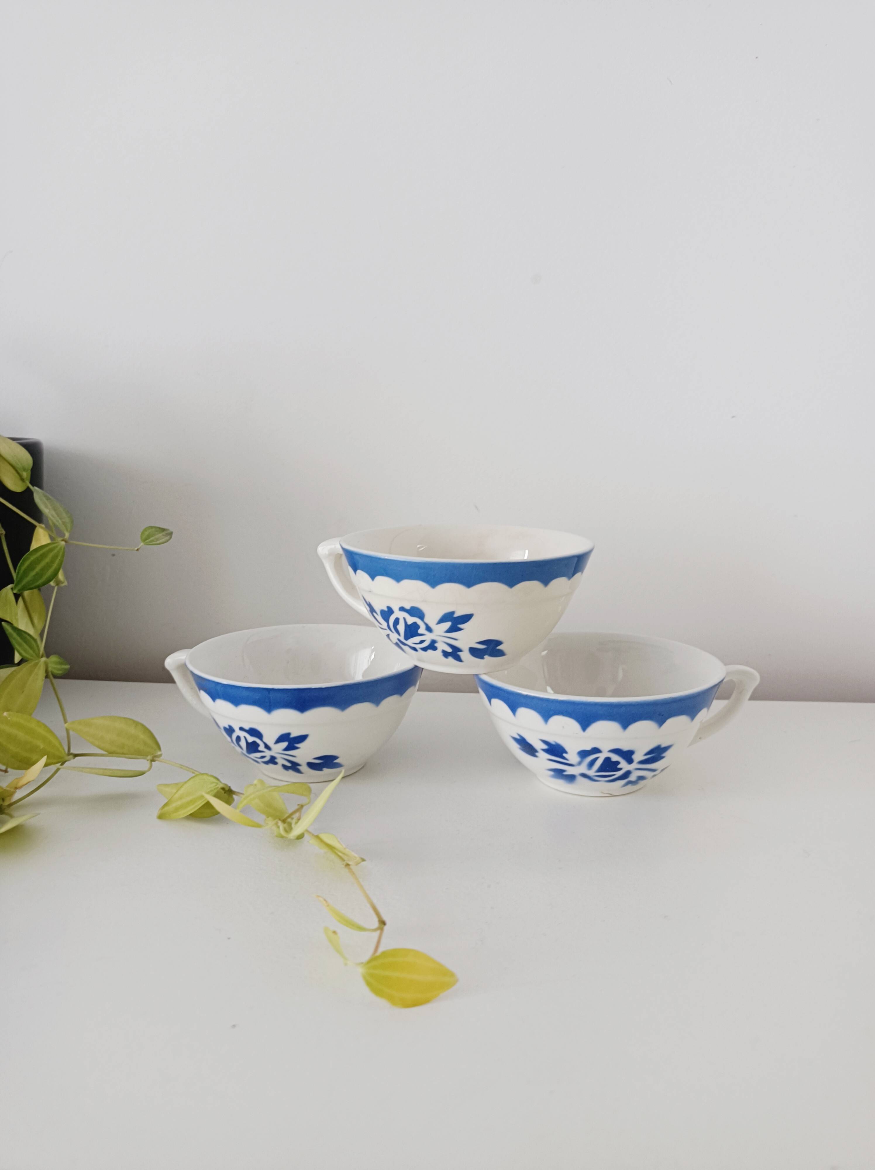Set of 3 cups, blue floral decoration