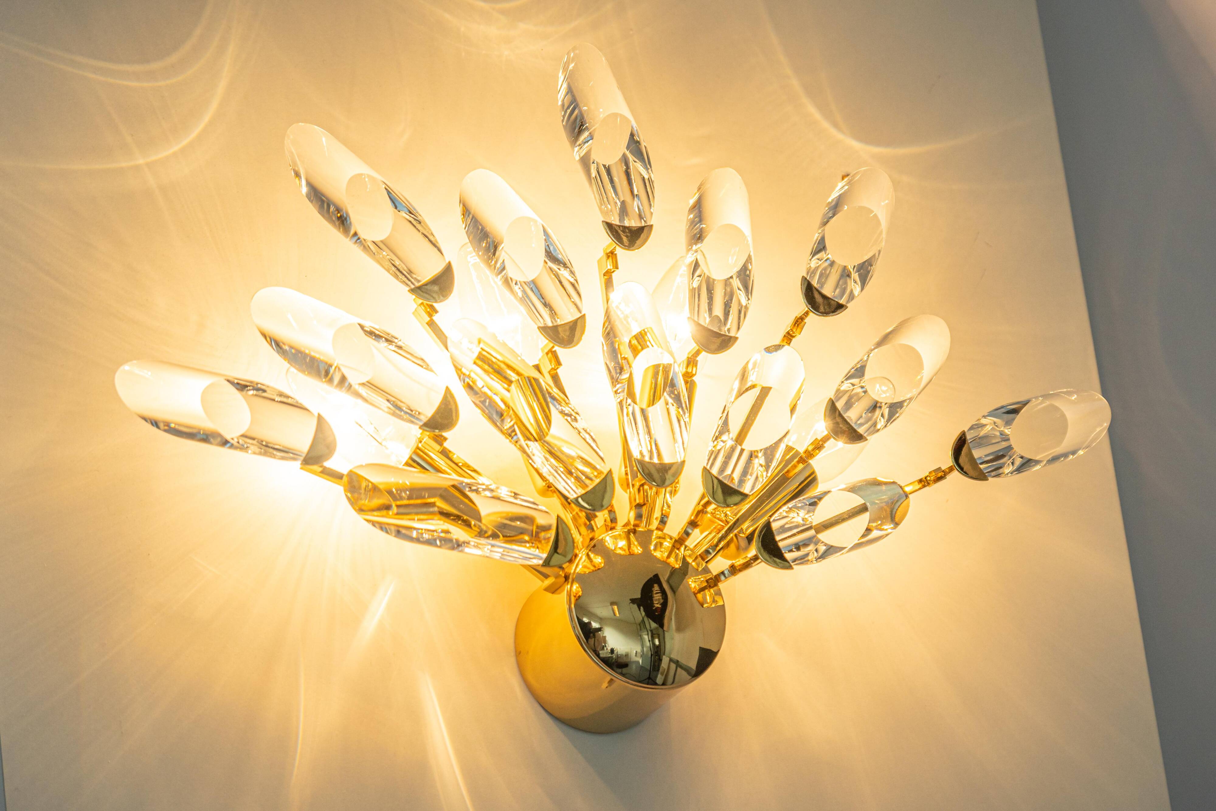 Grande applique murale italienne par Stilkronen, laiton doré, verre cristal, années 1980