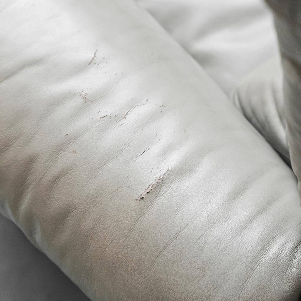 Canapé vintage 3 places en cuir gris et bois, moderniste des années 1950.