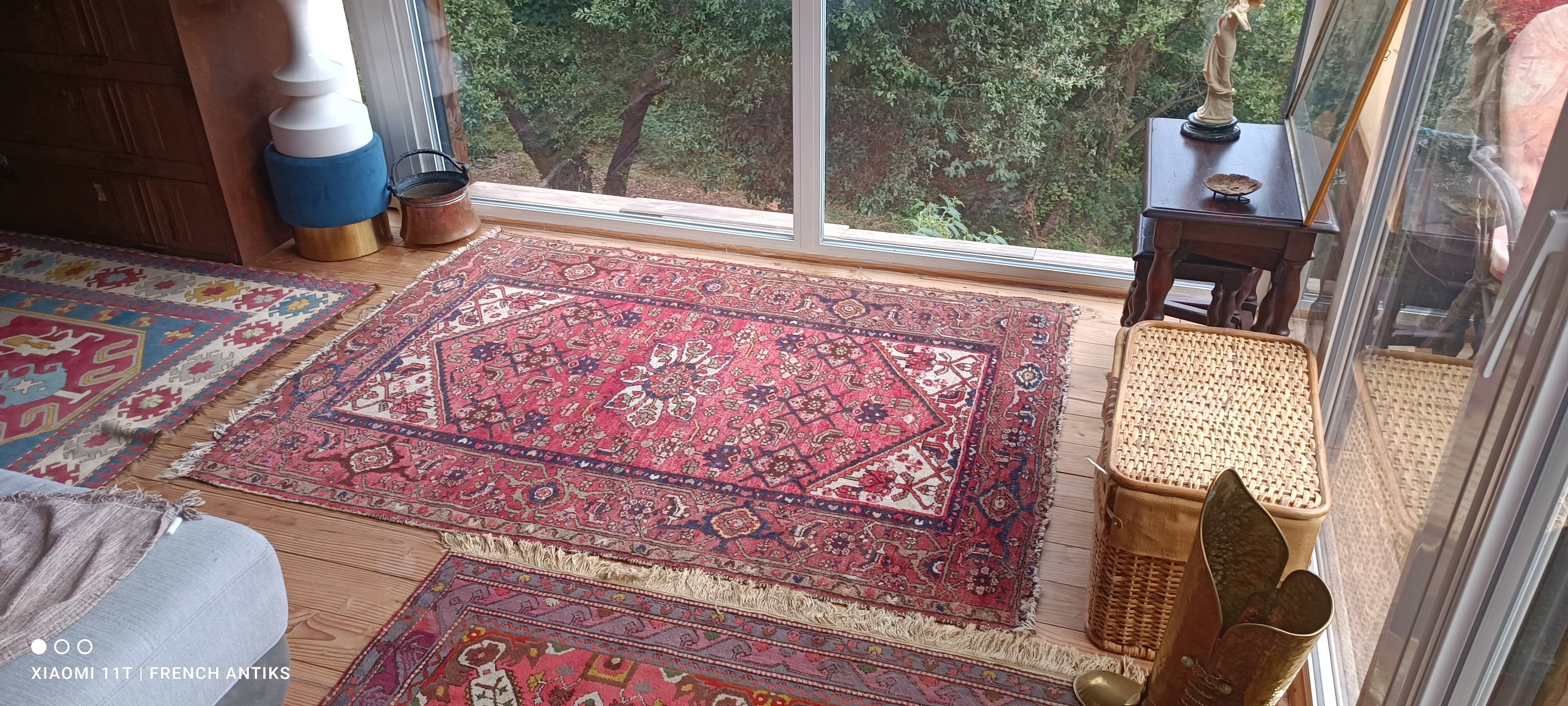 Tapis iranien vintage des années 1950. Travail artisanal, fait main.