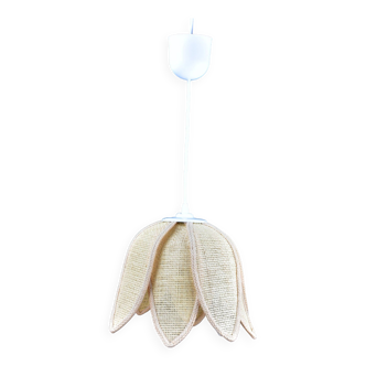 Suspension and rattan flower petals.