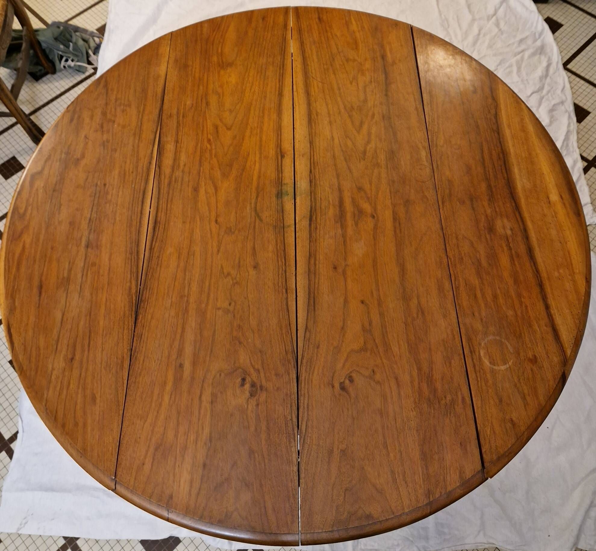Extendable walnut table, 6 caned chairs in Henri II Neo-Renaissance style.