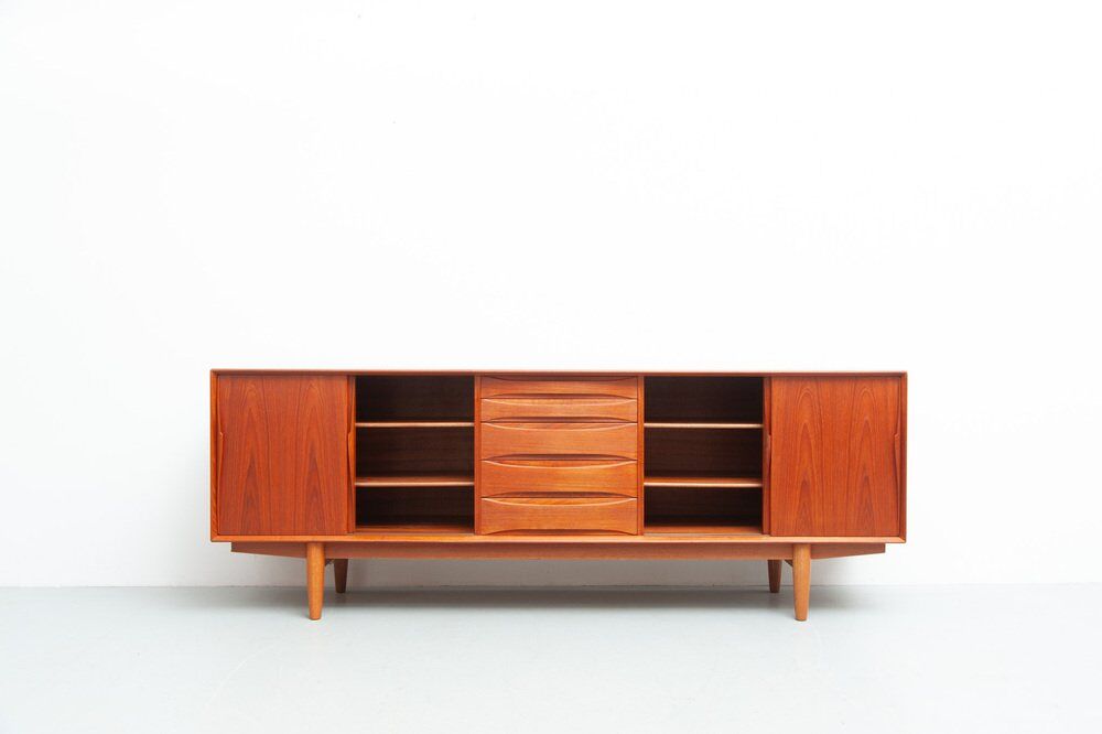 Grand buffet en teck par Dyrlund, années 1960.